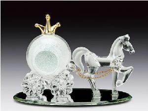 GLASS FIGURE-CARRIAGE/CROWN