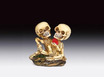 SKELETON LOVERS WITH HEART STATUE